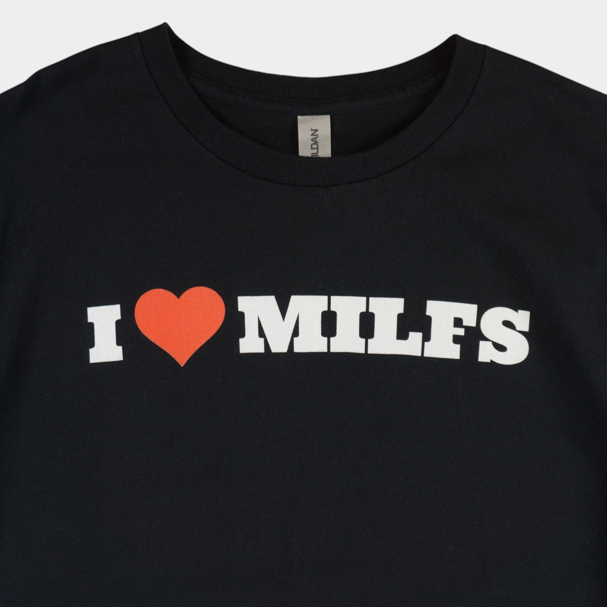 Gildan I Love Milfs Черна Тениска с Графика