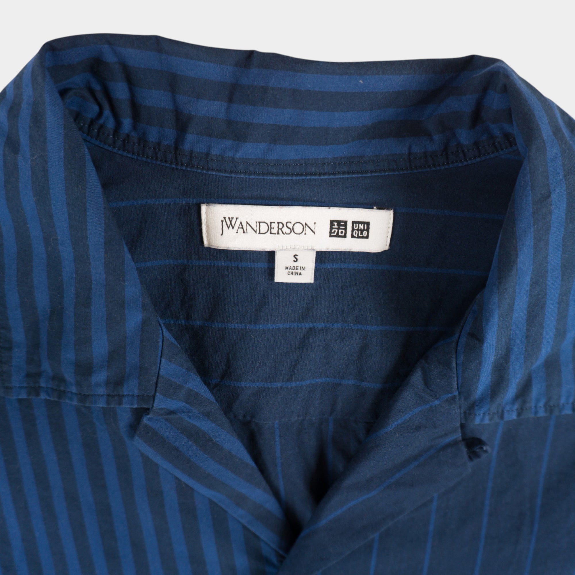 JW Anderson x Uniqlo Раирана Синя Риза с Къс Ръкав