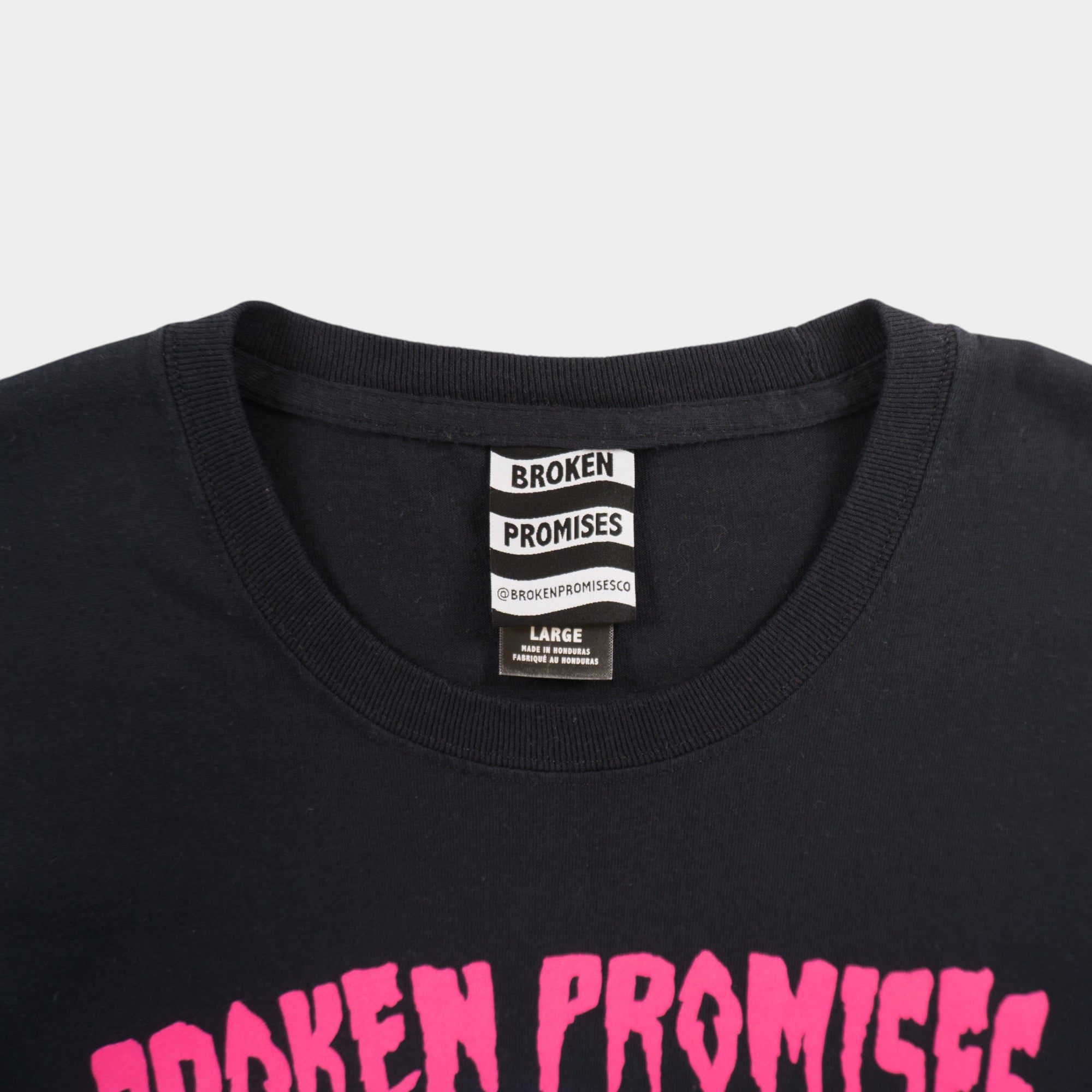 Broken Promises Черна Тениска с Графика