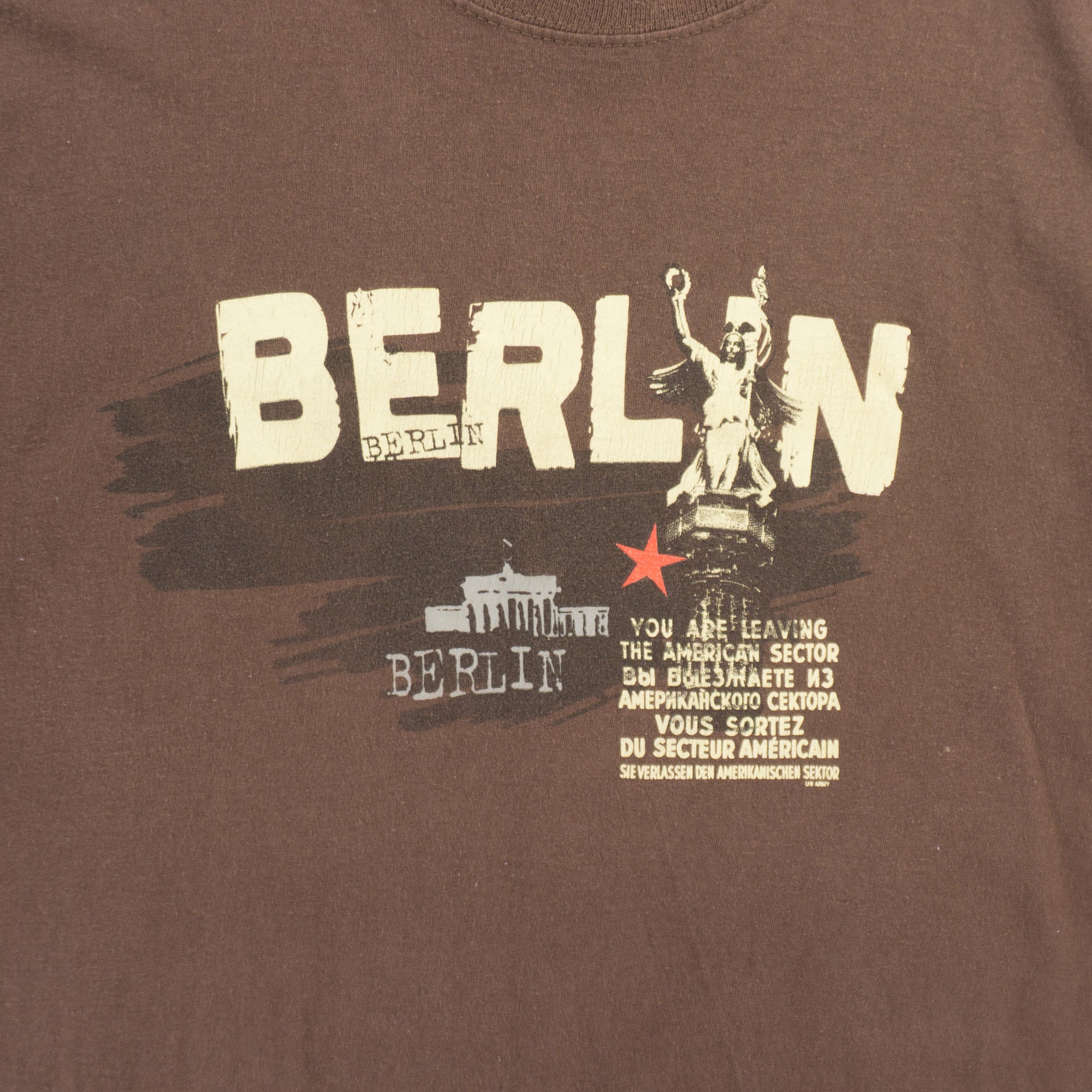 Fruit of the Loom BERLIN Винтидж Кафява Тениска с Графика