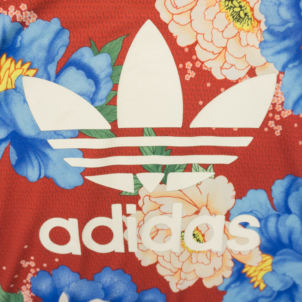 Adidas Червена Тениска с Флорални Мотиви и Голямо Лого