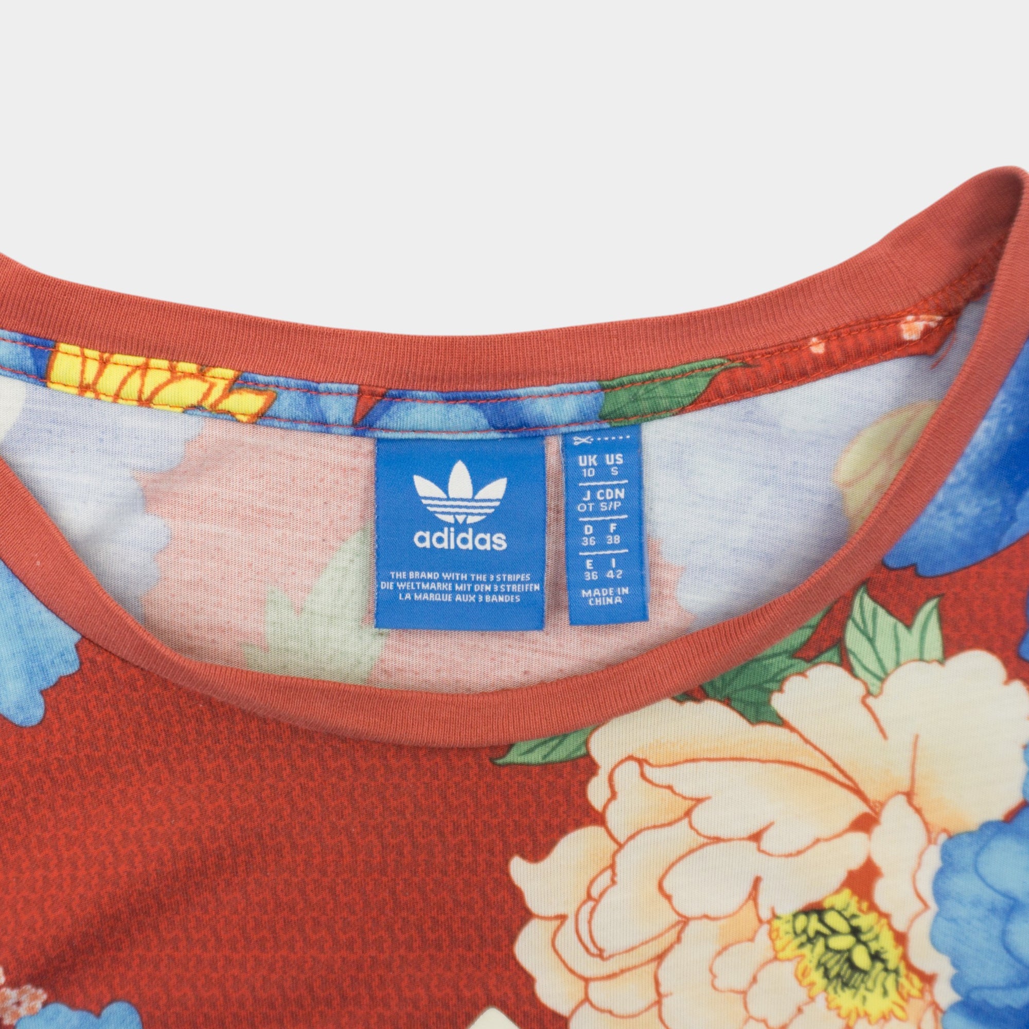 Adidas Червена Тениска с Флорални Мотиви и Голямо Лого