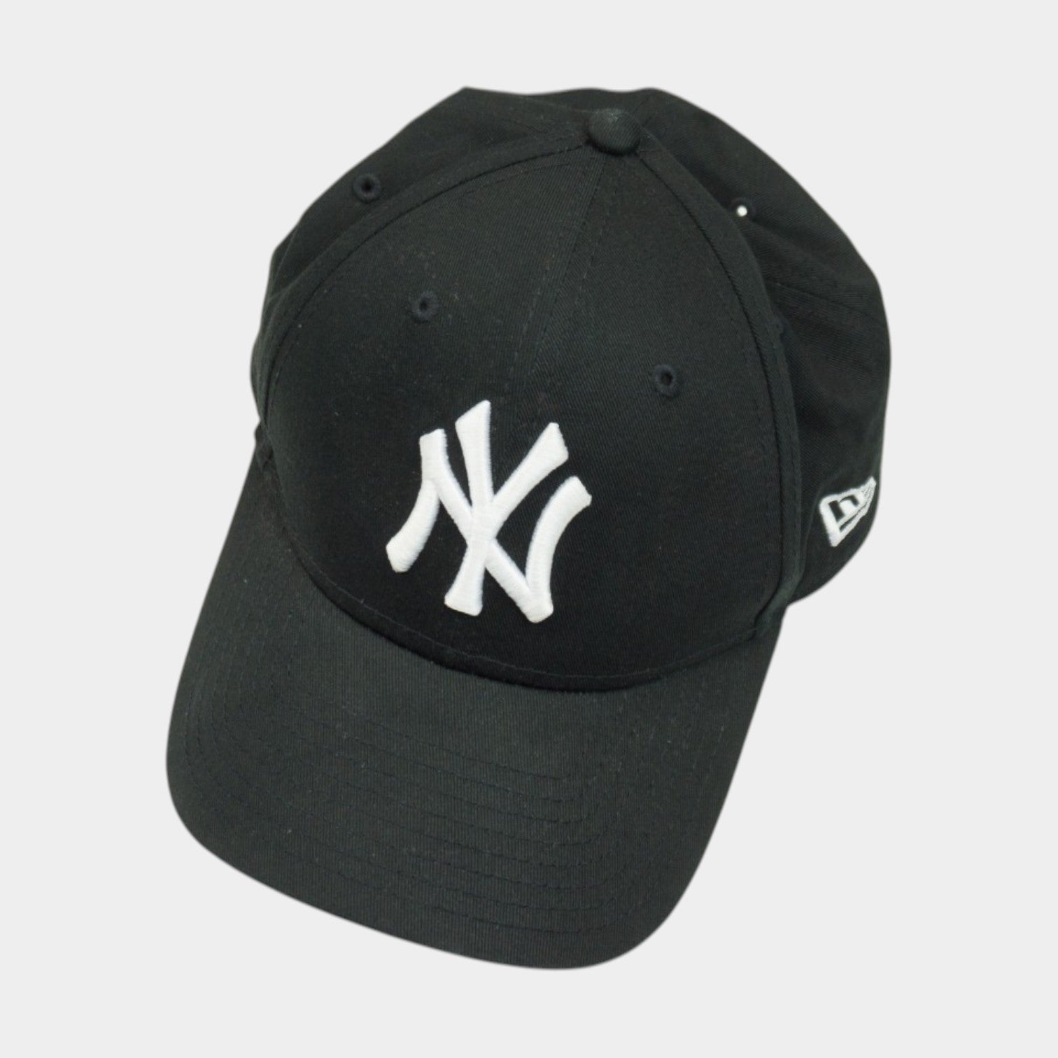 New Era NY Yankees Черна Шапка с Бродирано Лого