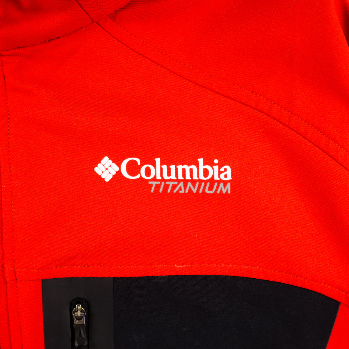 Columbia Titanium Червено Софтшел Яке
