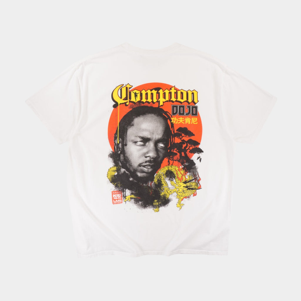 Kid Jules Compton Dojo Kendrick Lamar Бяла Тениска с Графика